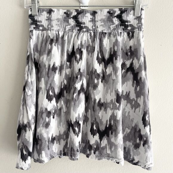 Cute Flowy Mini Skirt Size M Smocked Waist Semi Shark Bite Hem Black White - Picture 2 of 8